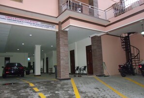 Welcome to GRIYA RAMBUTAN BARAT, a two-story hotel with a convenient parking area and comfortable outdoor seating.