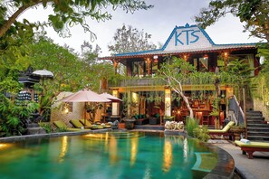 A resort with a swimming pool, lounge areas, and a bar. - KTS Balinese Villas (Dalung)