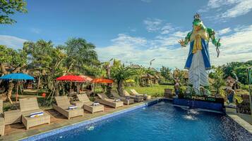 Kolam renang outdoor, dengan kursi berjemur