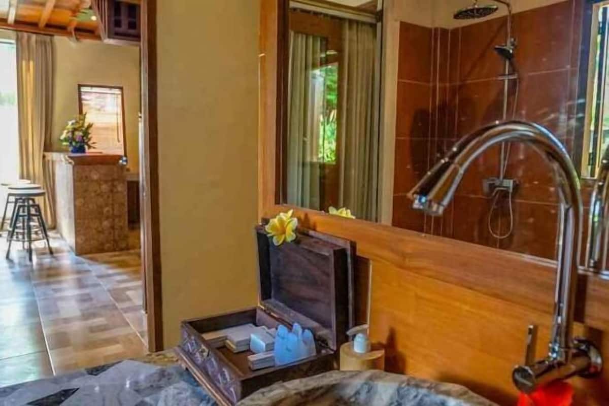 Salle de bain | Douche, articles de toilette gratuits, sèche-cheveux, chaussons