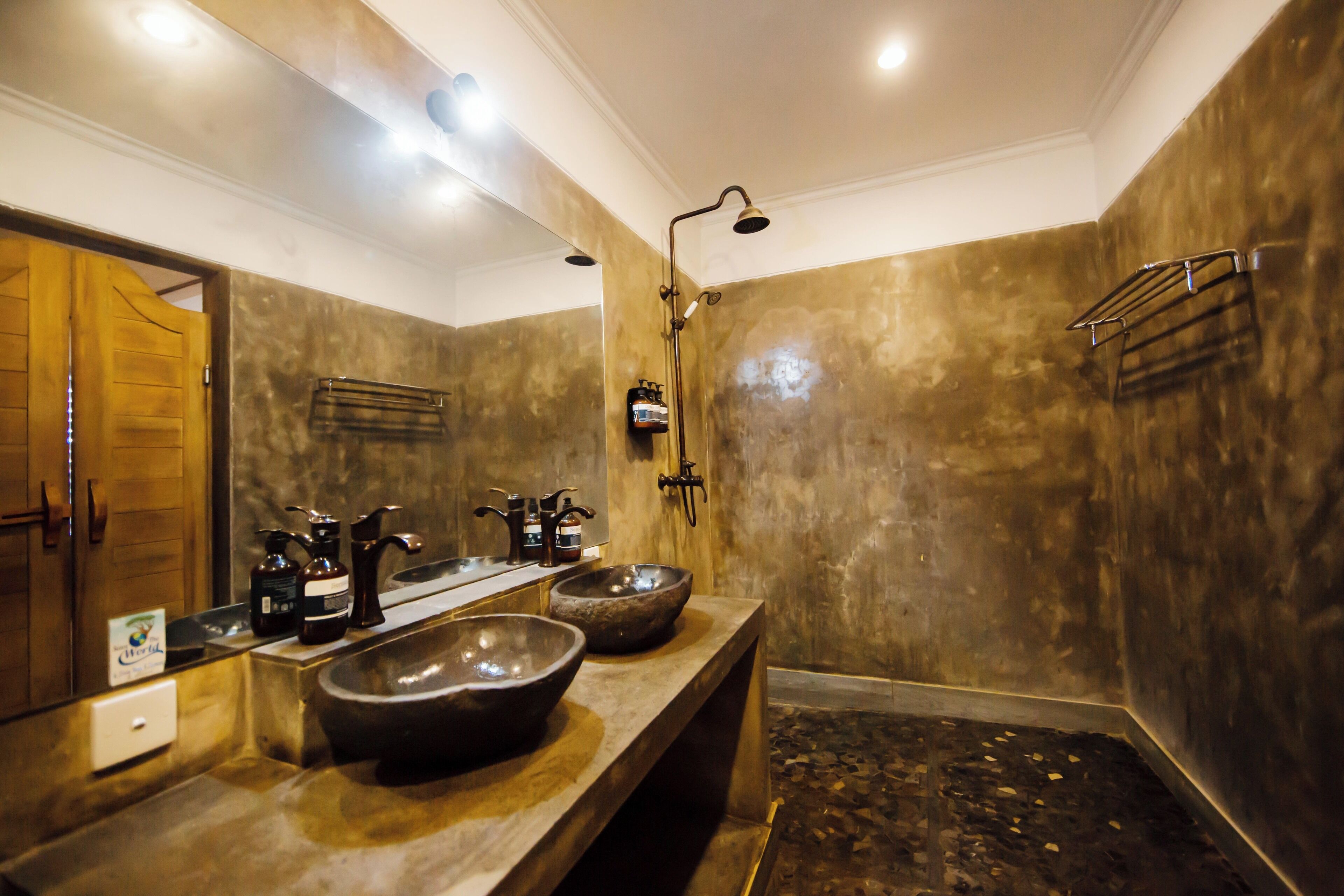standard room | bathroom | eco-friendly toiletries, hair dryer, bathrobes, slippers