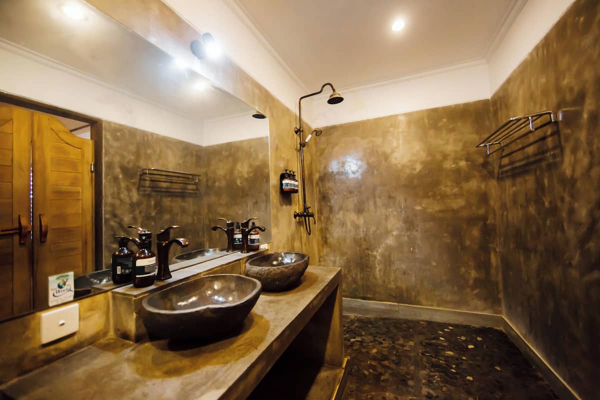 standard room | bathroom | eco-friendly toiletries, hair dryer, bathrobes, slippers
