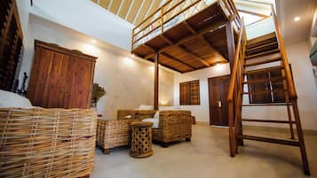 Suite presidencial, alberca privada, vista al océano | Área de sala de estar | Smart TV de 43 pulgadas con canales por cable
