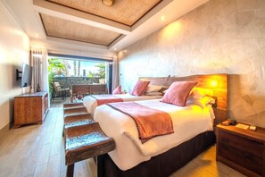 Habitación Deluxe, vista parcial al océano | Ropa de cama de alta calidad y caja de seguridad en la habitación 