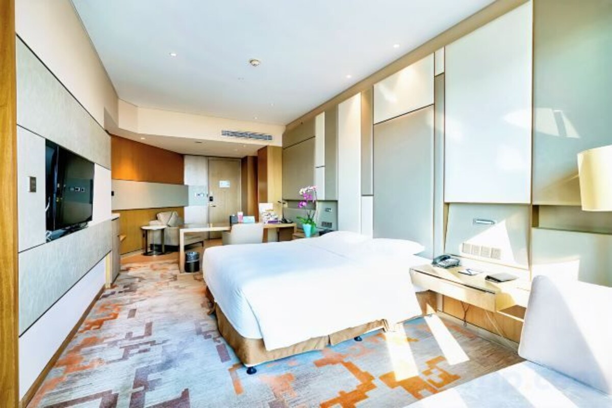 Minibar, in-room safe, iron/ironing board (on request)