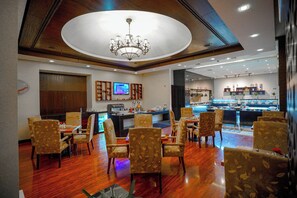 4 restauranter, frokost, lunsj og middag serveres, pakistanske retter