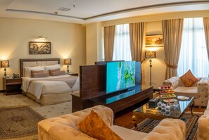 迷你吧、客房内保险箱、办公桌、笔记本电脑工作区