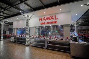 4 restaurants; breakfast, lunch, and dinner served