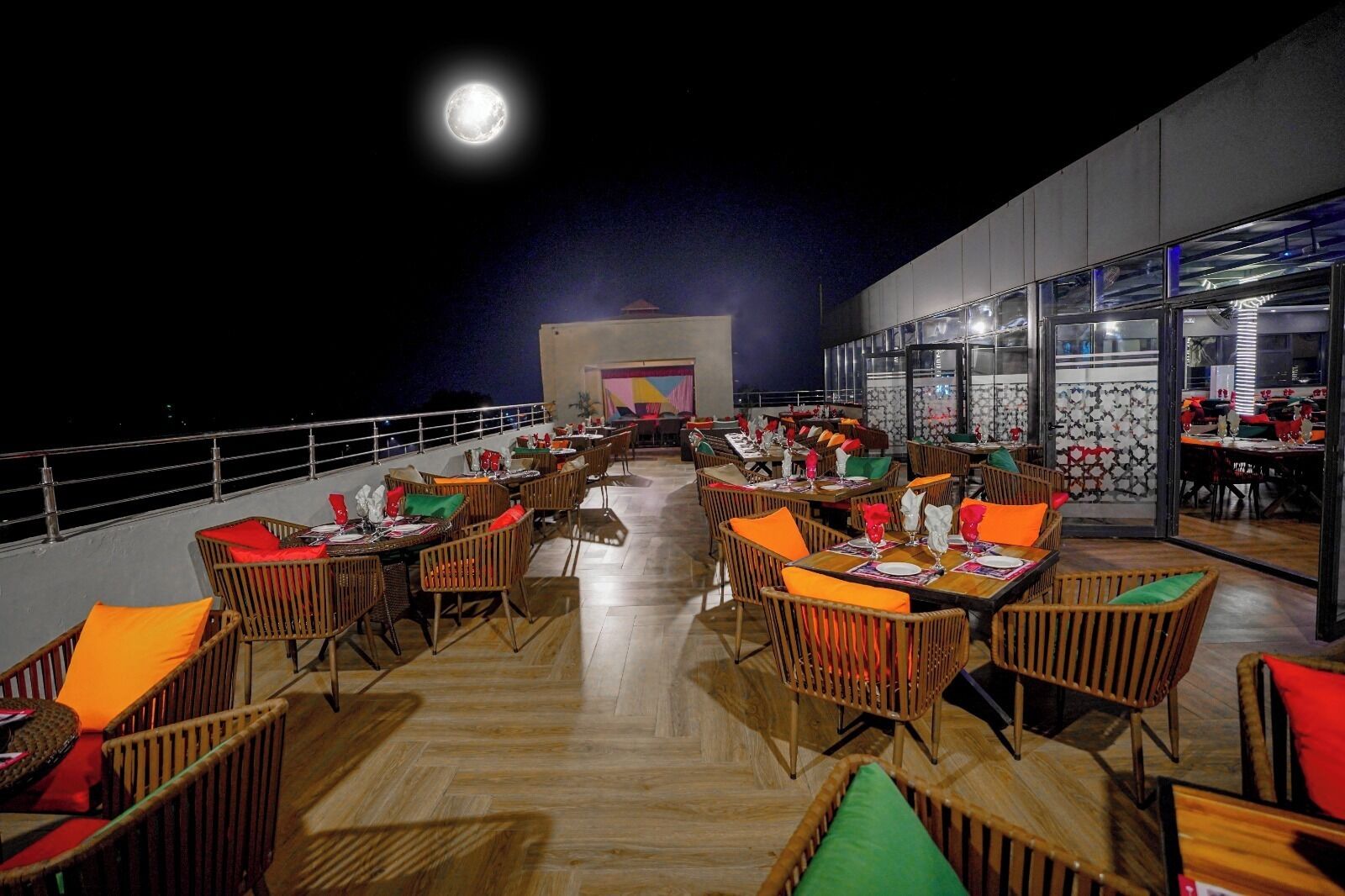 4 restaurants, breakfast, lunch, dinner served; Pakistani cuisine 