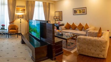 Minibar, coffres-forts dans les chambres, bureau