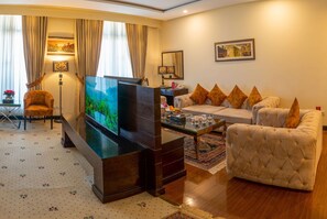 Minibar, safe på rommet, skrivebord og skrivebord for bærbar PC