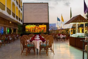 Outdoor dining - Hotel Mehran (Karachi)