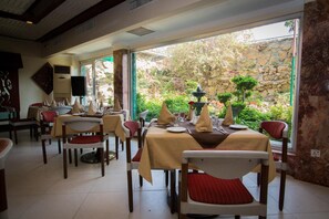 Dining - Hotel Mehran (Karachi)