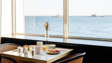 Daily buffet breakfast for a fee