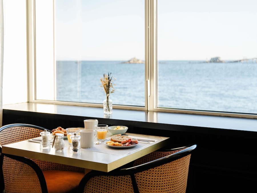 Daily buffet breakfast for a fee