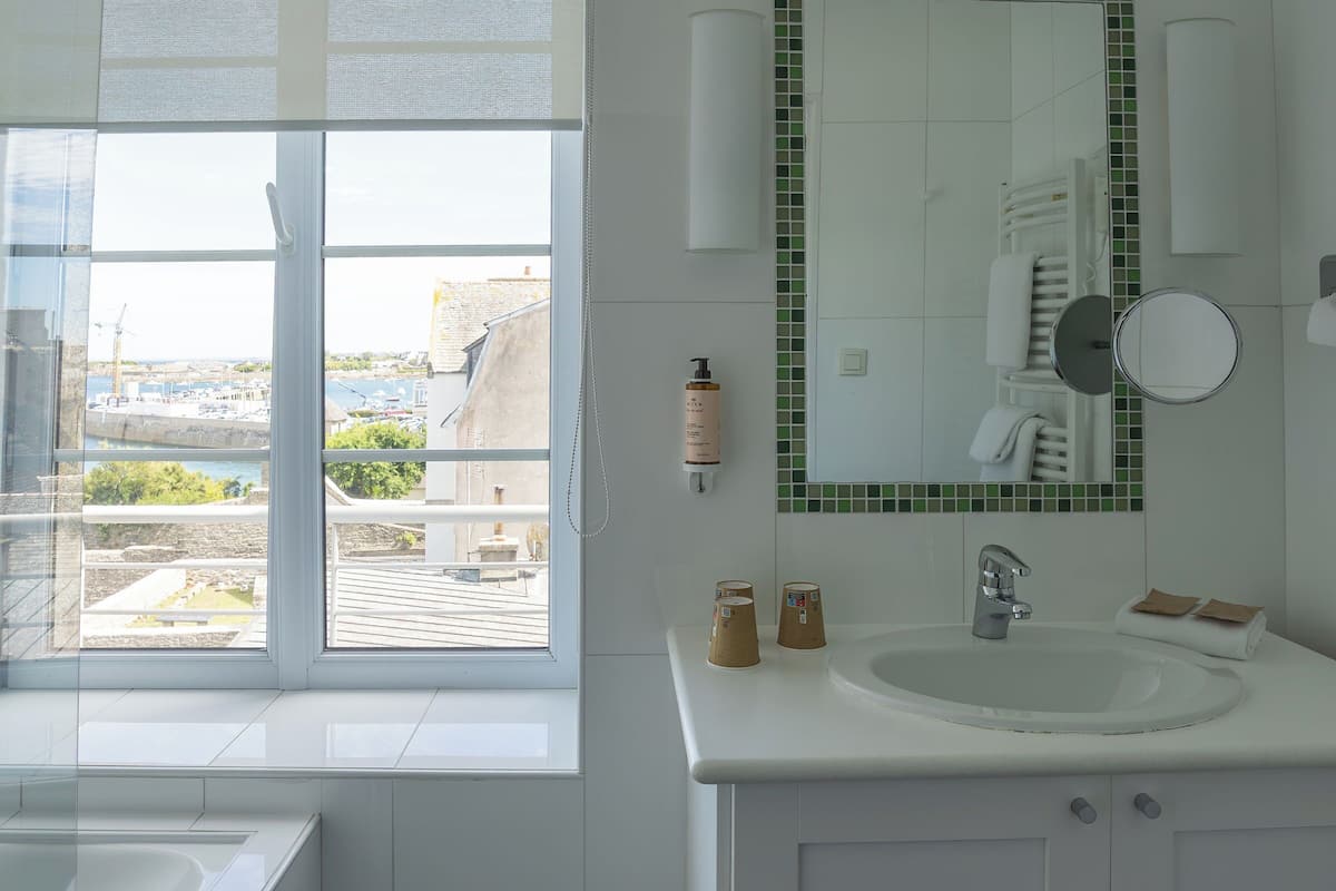 Familiekamer | Badkamer | Milieuvriendelijke toiletartikelen, een haardroger, handdoeken, shampoo
