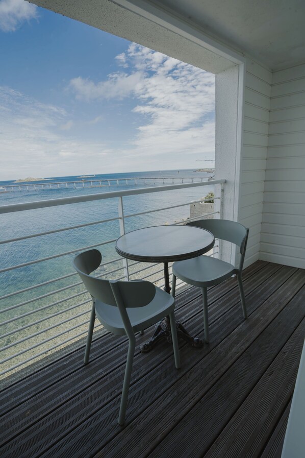 Privilege, Chambre, balcon, vue mer | Terrasse/Patio