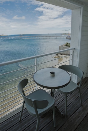 Privilege, Chambre, balcon, vue mer | Terrasse/Patio