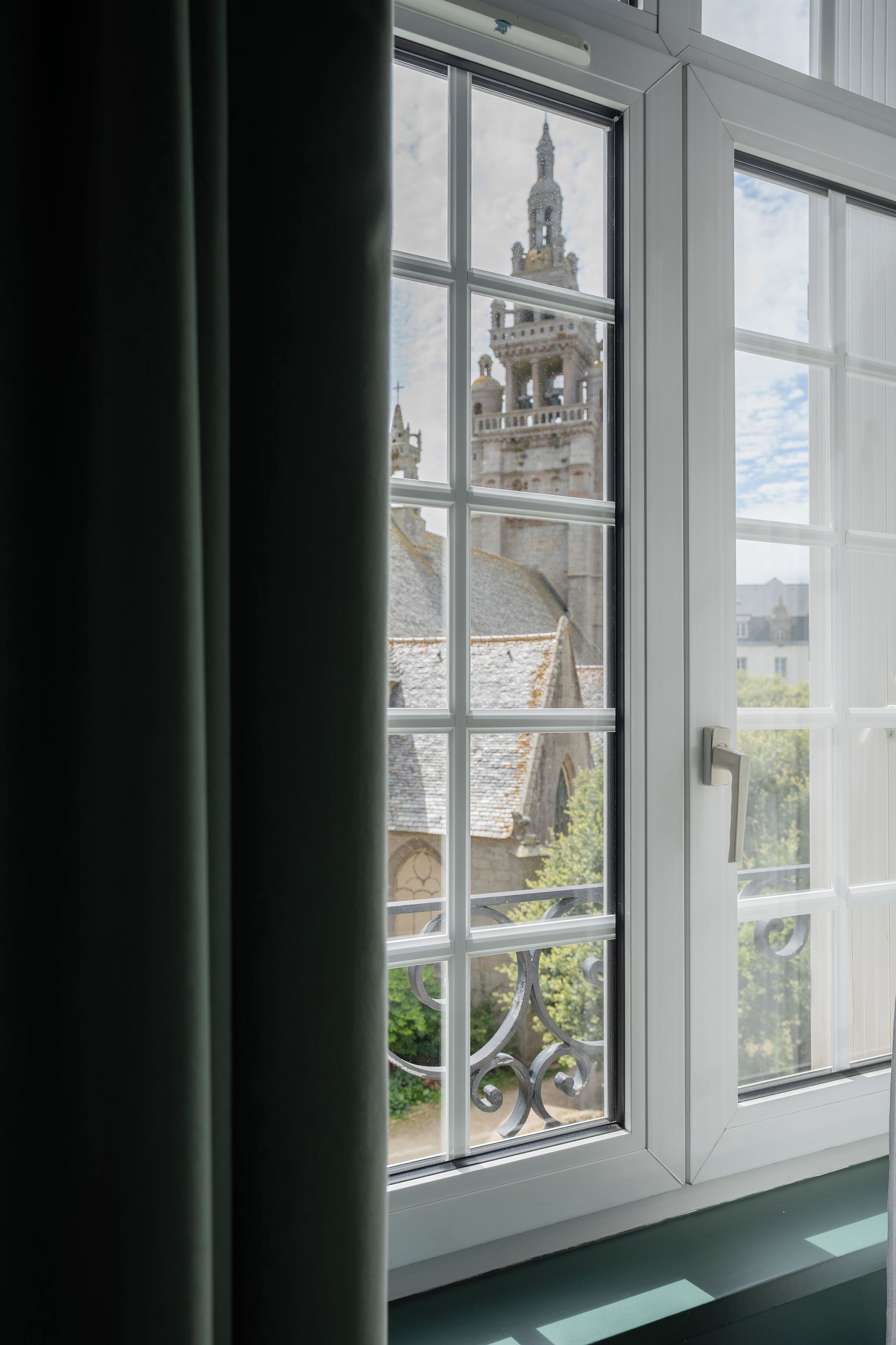 room, 1 double bed (old town) | living area | led tv