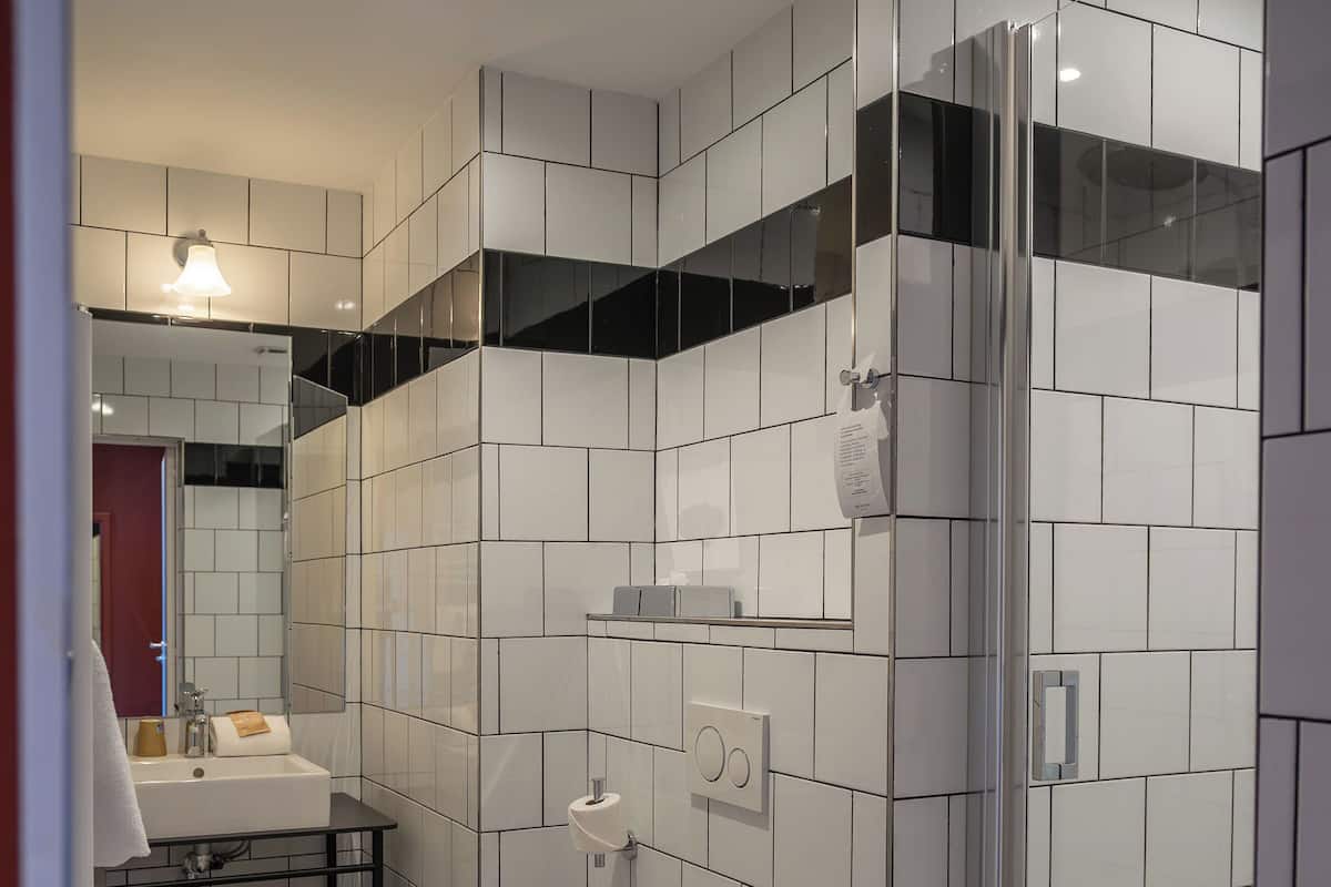 Kamer, 1 tweepersoonsbed, uitzicht op zee | Badkamer | Milieuvriendelijke toiletartikelen, een haardroger, handdoeken, shampoo