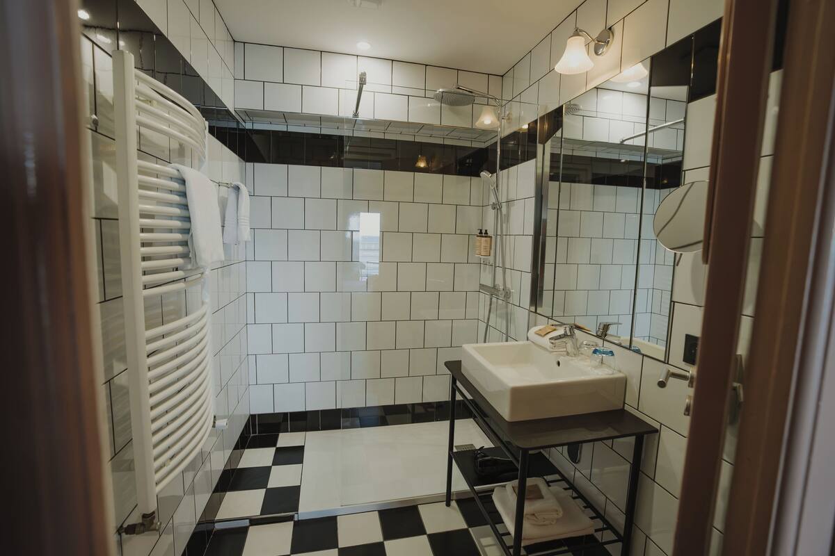 privilege, room, balcony, sea view | bathroom | eco-friendly toiletries, hair dryer, towels, shampoo