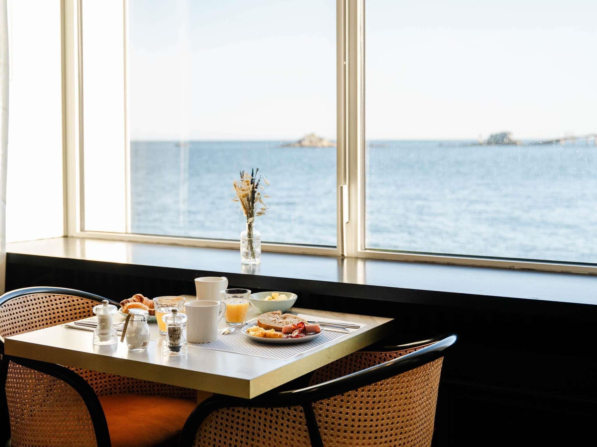 Daily buffet breakfast for a fee