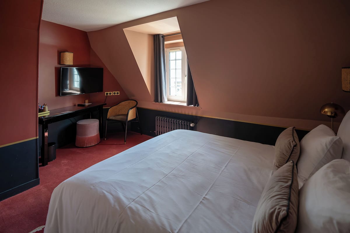Kamer (Port Side) | Een minibar, een kluis op de kamer, geluiddichte muren, gratis wifi
