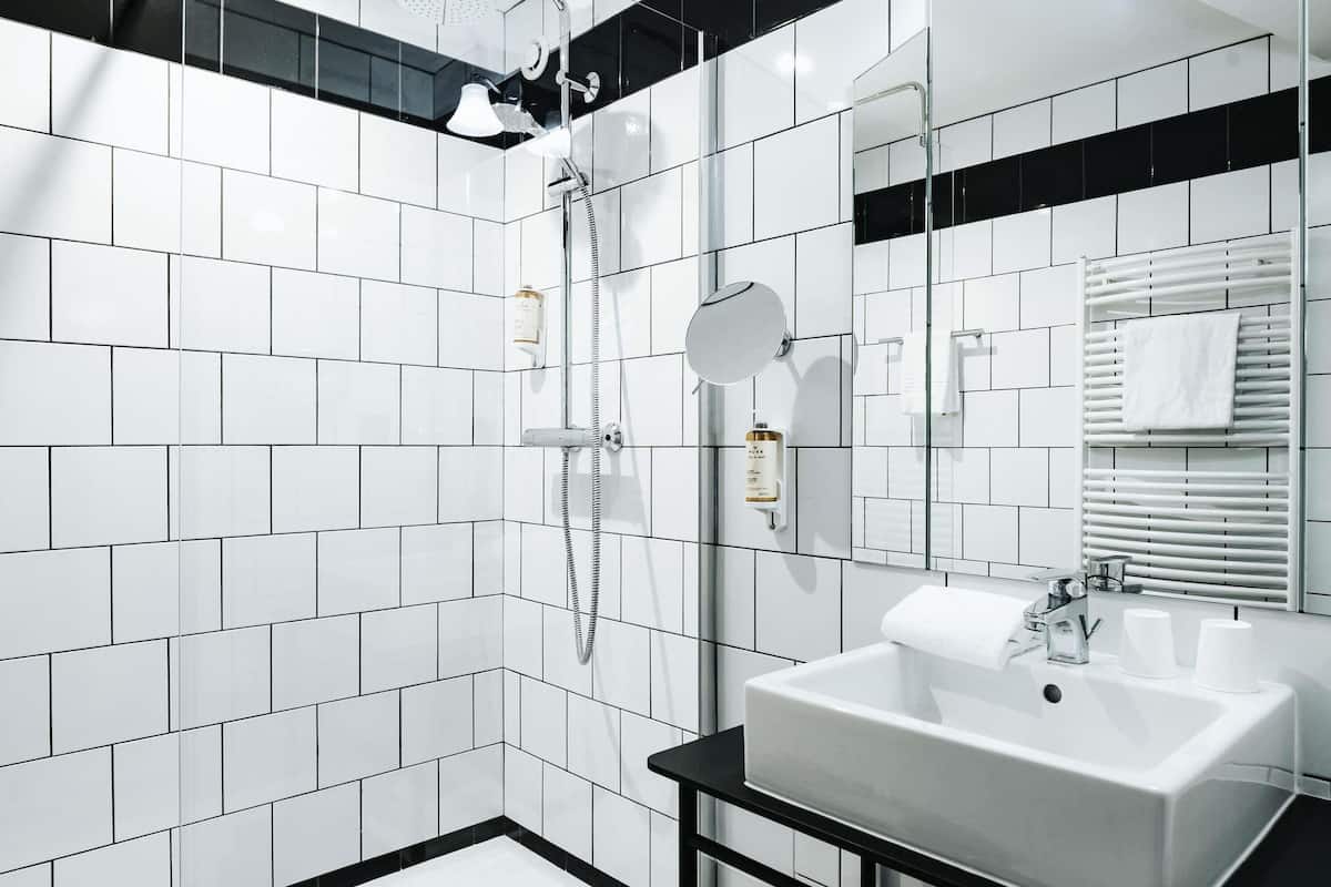 Room, 1 Double Bed (OLD TOWN) | Minibar, in-room safe, soundproofing, free WiFi