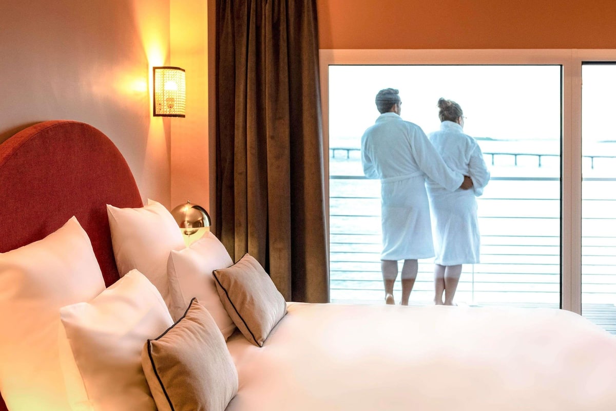 Privilege, Kamer, balkon, uitzicht op zee | Een minibar, een kluis op de kamer, geluiddichte muren, gratis wifi