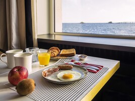 Petit déjeuner buffet (18.50 EUR par personne)