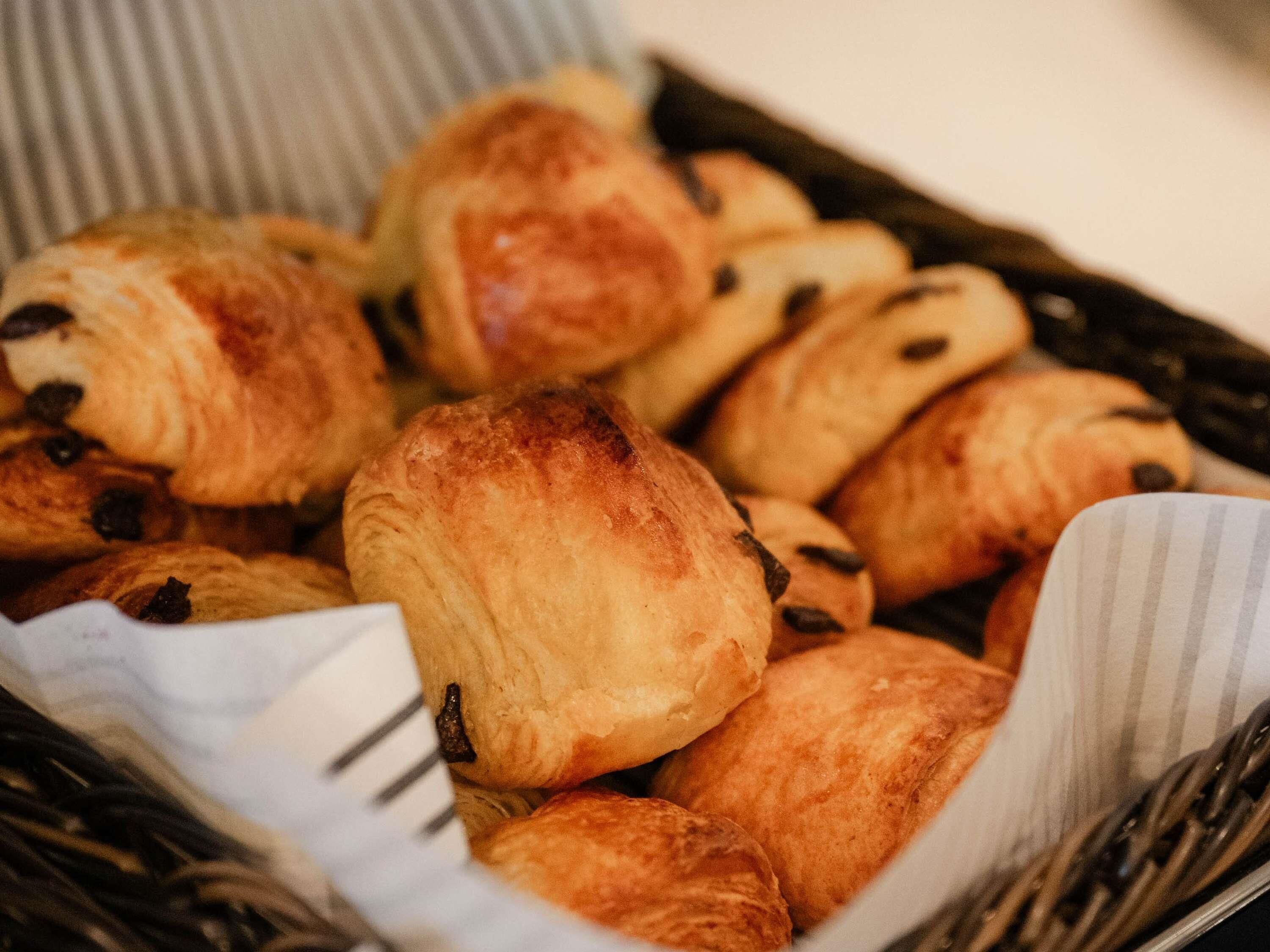 Een mand met verschillende gebakjes.