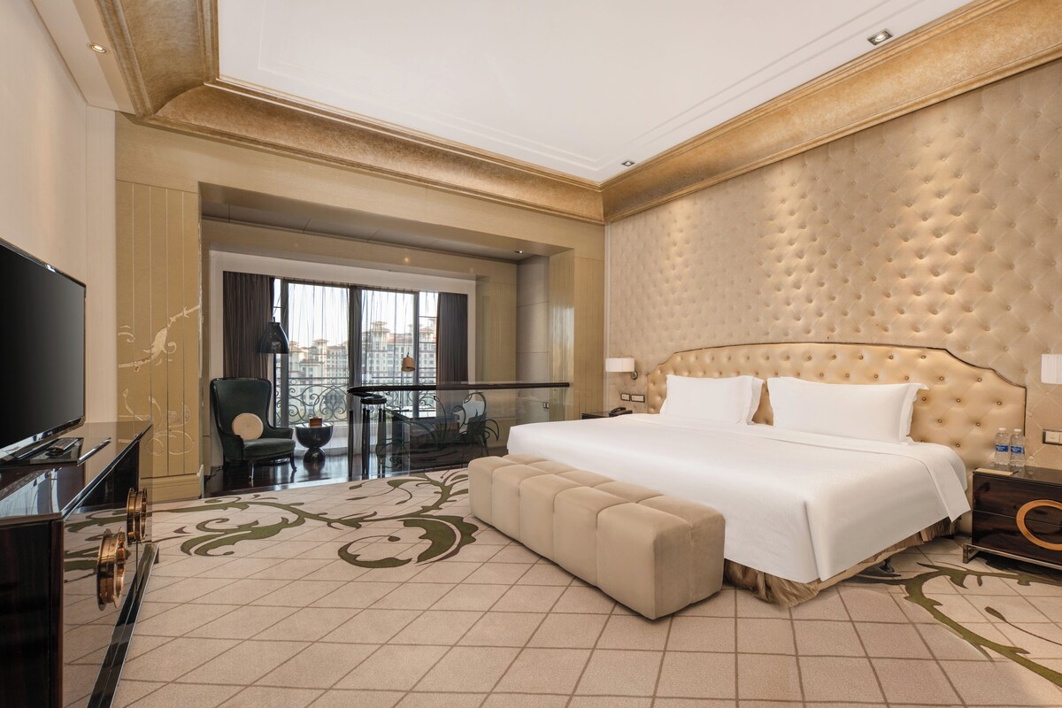 Klassieke tweepersoonskamer, 1 kingsize bed, balkon, uitzicht op de stad | Luxe beddengoed, donsdekens, pillowtop-bedden, een minibar
