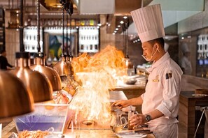 2 restaurantes; se sirve desayuno, almuerzo y cena; cocina china