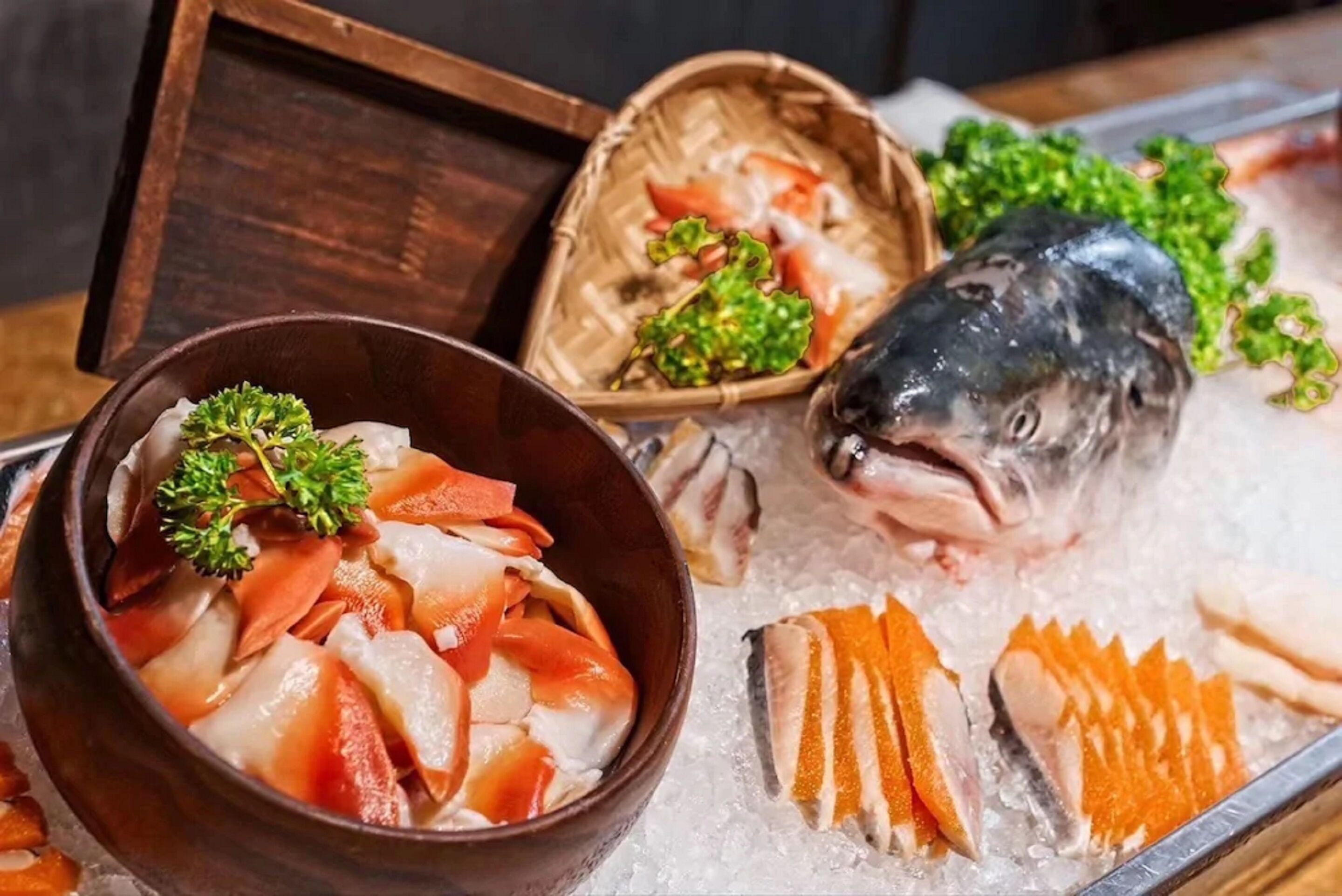 2 restaurants, breakfast, lunch, dinner served; chinese cuisine