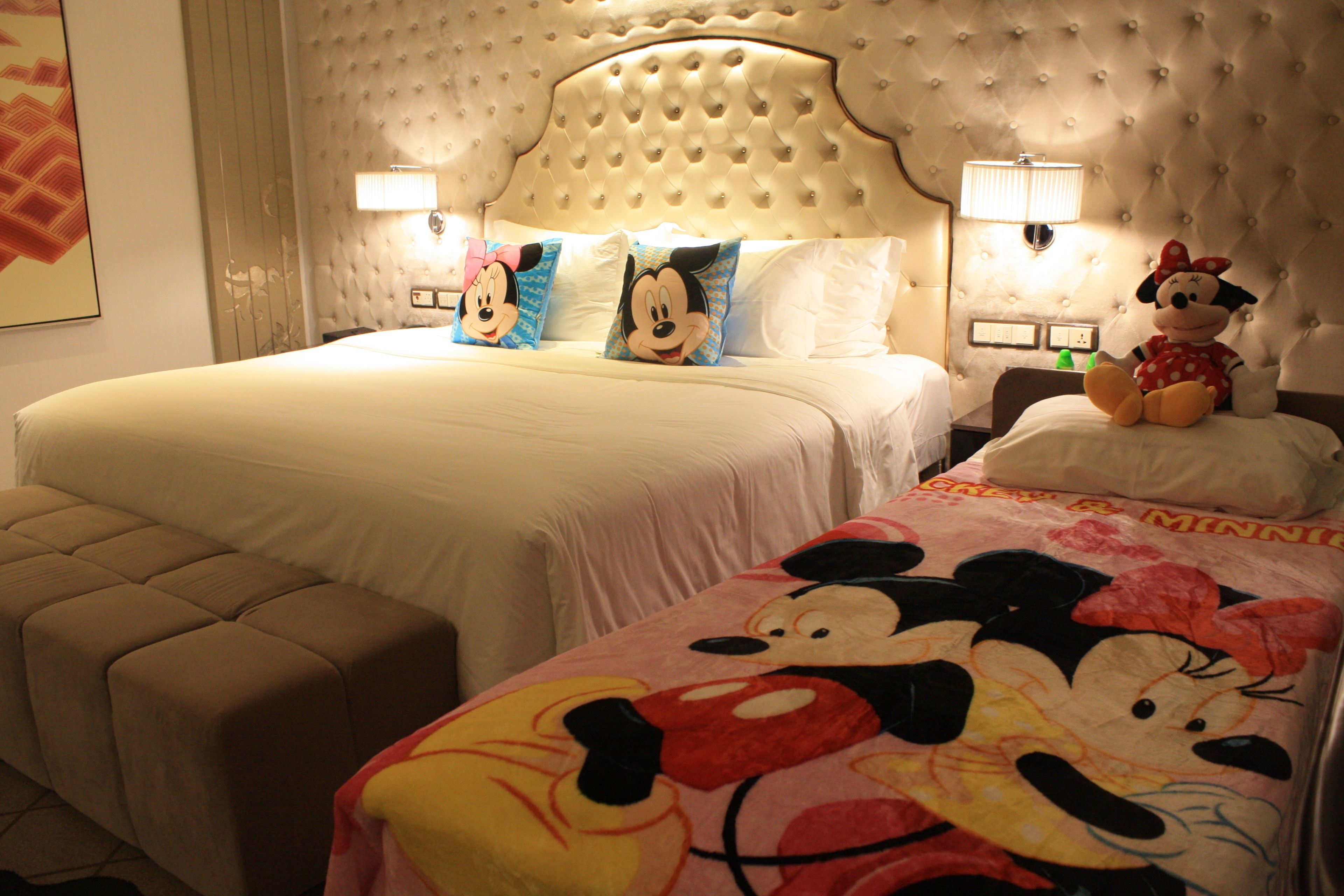 business room with king size bed | children’s theme room