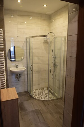 Duş, ücretsiz banyo/kozmetik ürünleri, havlu 