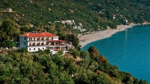 Un edifici a la costa amb diversos balcons que donen a una platja.