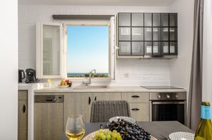 Suite Premium, 1 habitación, bañera de hidromasaje, vistas al mar | Cocina privada | Frigorífico grande, microondas, horno y placa de cocina