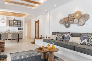 Suite ejecutiva, 2 habitaciones, piscina privada, vistas al mar | 3 dormitorios, sábanas de algodón egipcio, ropa de cama de alta calidad