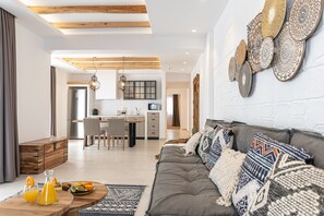 Suite ejecutiva, 2 habitaciones, piscina privada, vistas al mar | 3 dormitorios, sábanas de algodón egipcio, ropa de cama de alta calidad