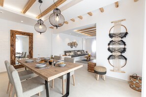 Suite ejecutiva, 2 habitaciones, piscina privada, vistas al mar | 3 dormitorios, sábanas de algodón egipcio, ropa de cama de alta calidad