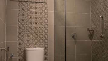 Dutxa, articles de tocador gratuïts, assecador de cabells i bidet