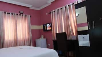 Kamar Keluarga | Seprai premium, brankas, meja kerja, dan tirai kedap cahaya