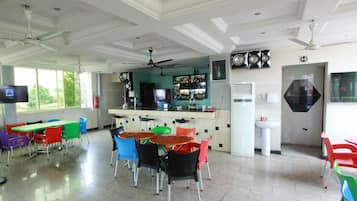 2 bars/lounges