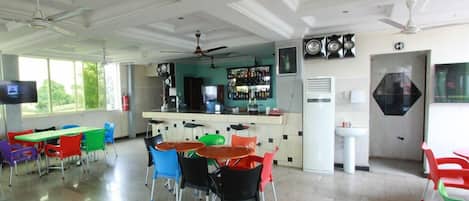 2 Bars/Lounges
