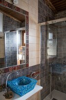 Double Room | Bathroom | Shower, free toiletries, hair dryer, shampoo