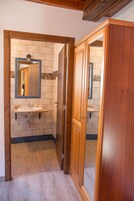 Double Room | Bathroom | Shower, free toiletries, hair dryer, shampoo