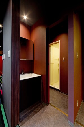 Dormitorio compartido, solo para hombres (1 Bed in a 4-Bed) | Baño | Tina profunda, secadora de cabello, toallas