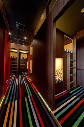 Dormitorio compartido, solo para hombres (1 Bed in a 4-Bed) | Caja de seguridad en la habitación y wifi gratis