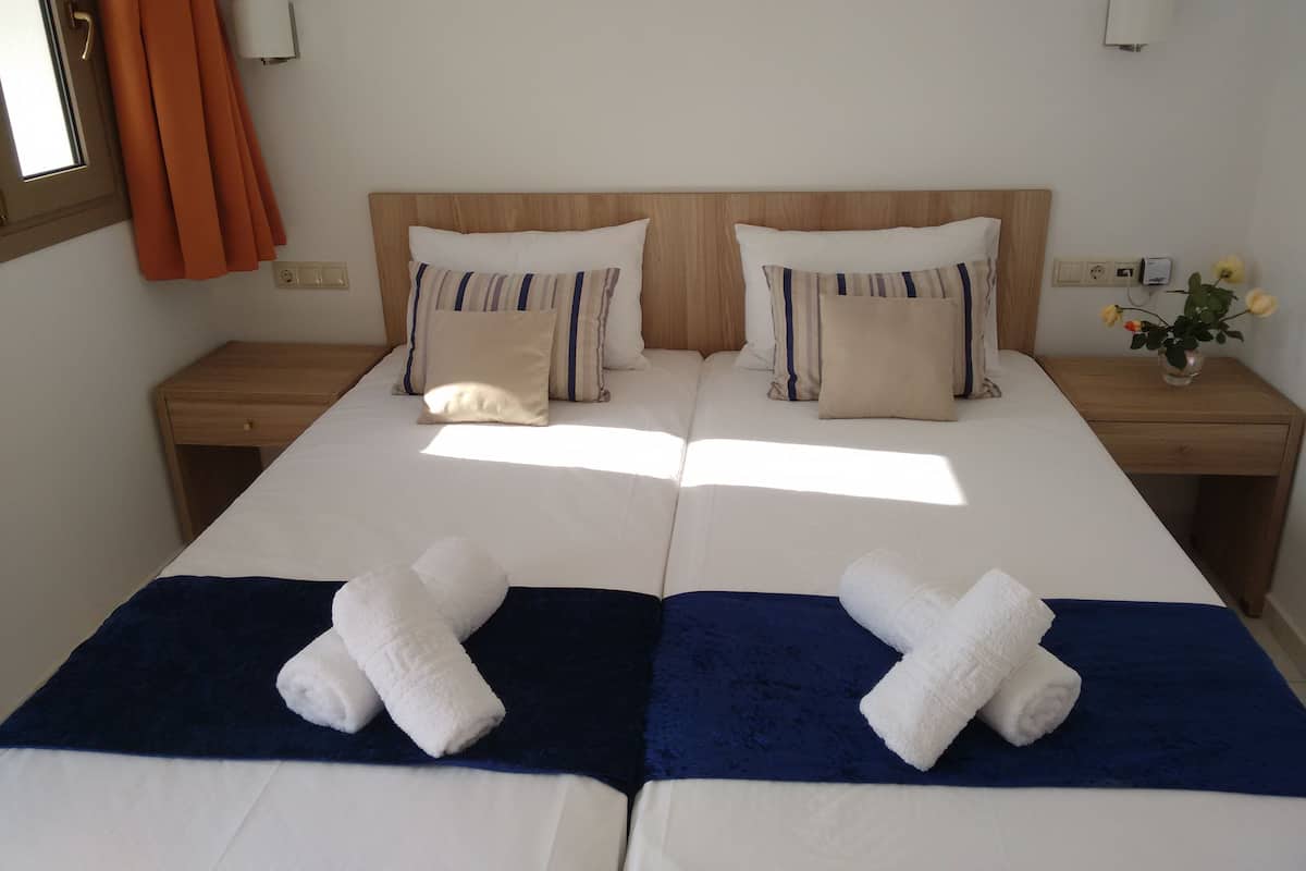 Appartement, 1 slaapkamer | 1 slaapkamer, een kluis op de kamer, een bureau, gratis babybedden
